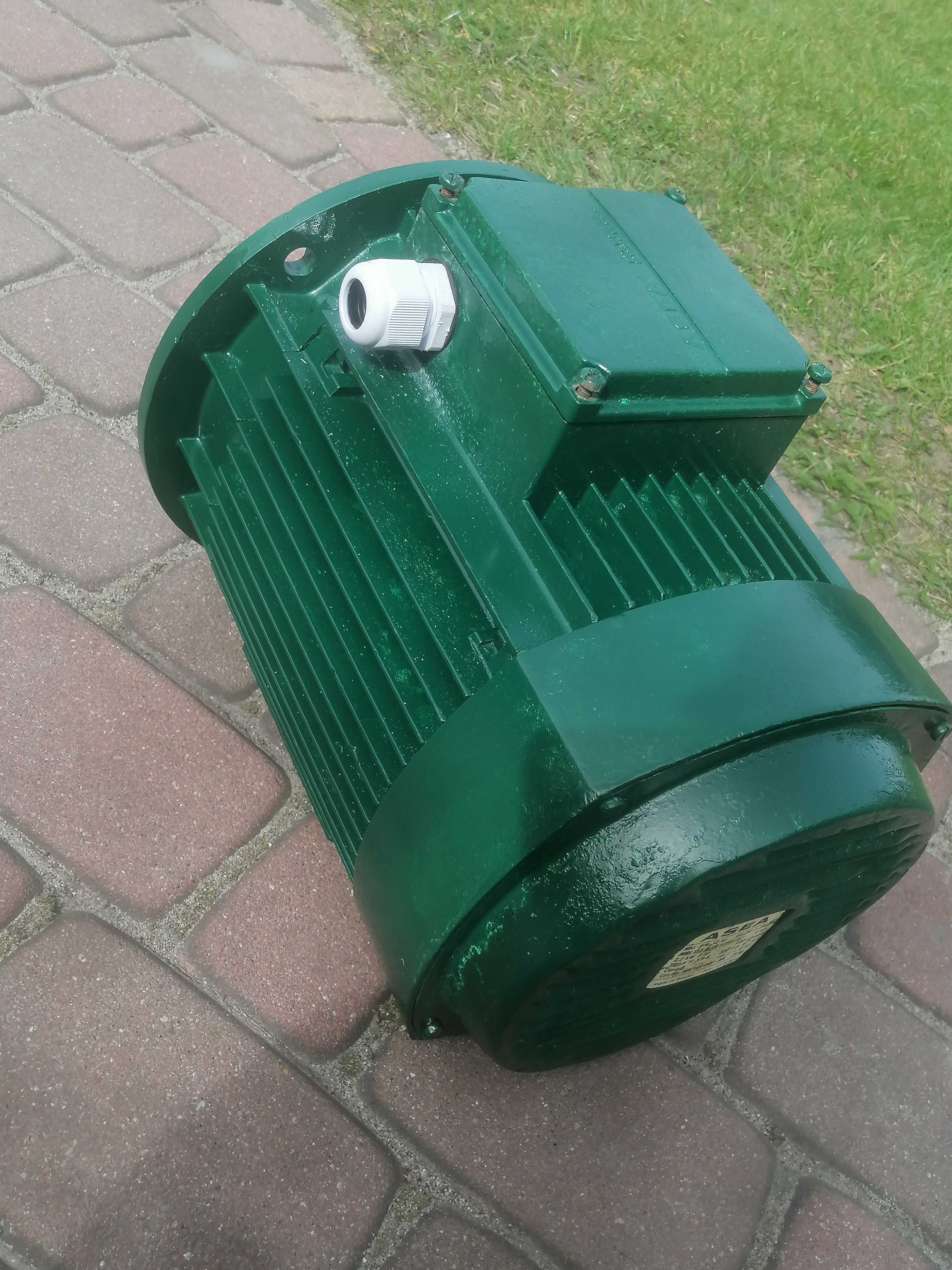 Silnik  kołnierzowy 2.2Kv 930 obrotów stan bardzo dobry mało używany