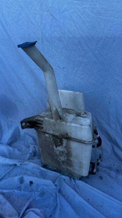 Zbiorniczek płynu spryskiwaczy Toyota Avensis T25 2.0D4D 2005 rok