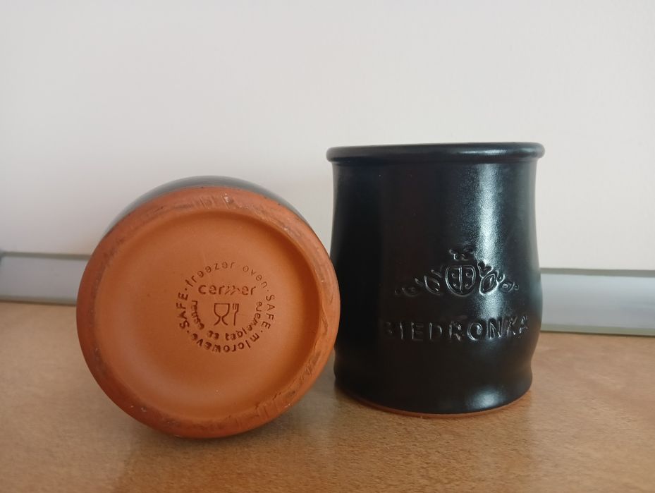 Dwa kamionkowe naczynia