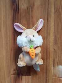George pluszowy królik króliczek pluszak maskotka z marchewką