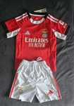 Kit de criança Benfica 

tamanho M

Novo e para entrega imediata