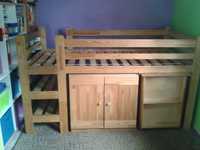 Łóżko dla dziecka z biurkiem i szafką drewniane