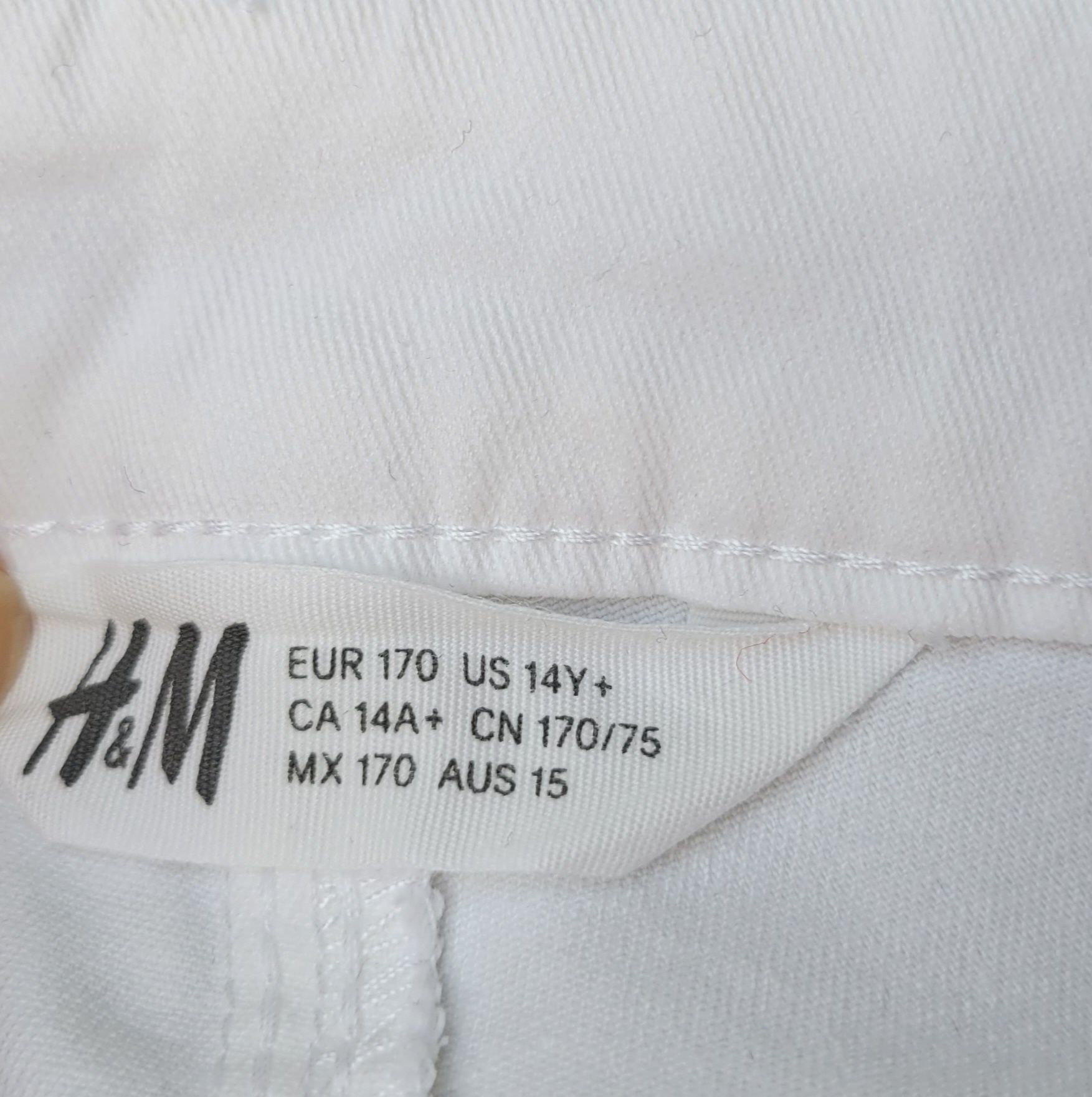 Białe spodenki z H&M