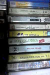 Varias cassetes com musicas e artistas muito antigos