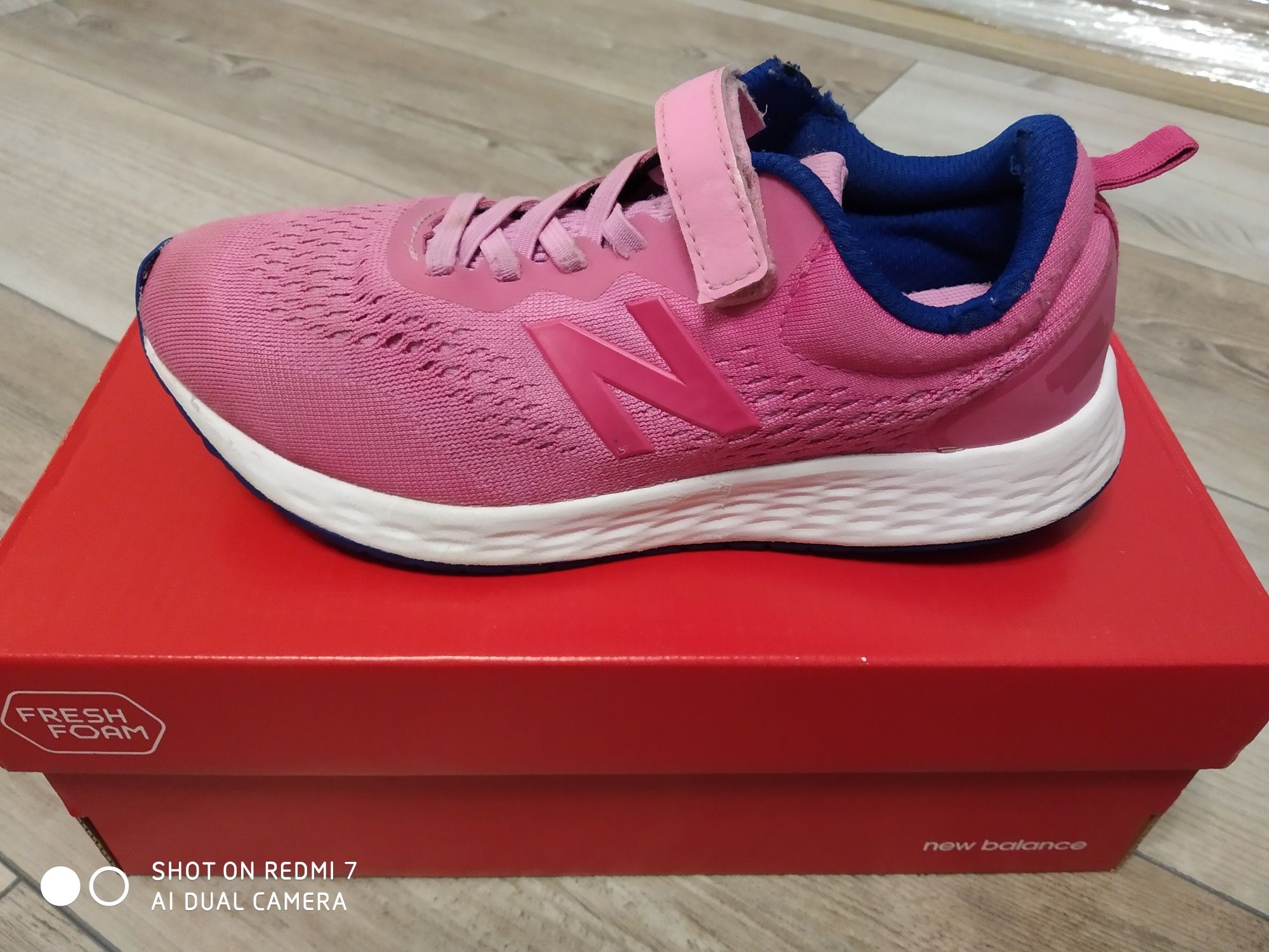 Кросівки New Balance для дівчаток.