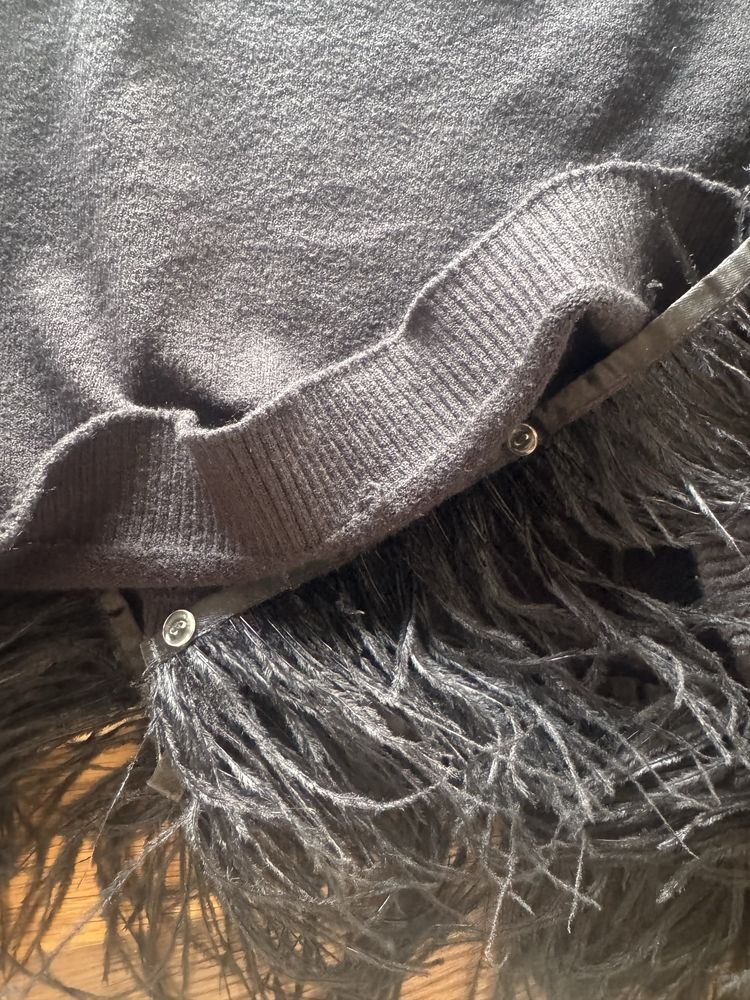 Sweter guess S z rozowym napisem i piorami