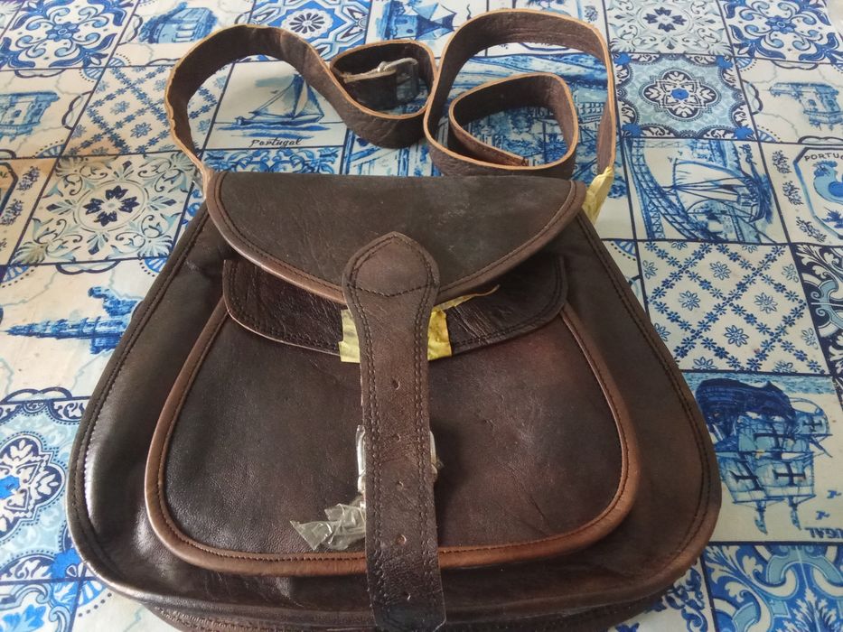 Vende se bolsas mediaval em pele.