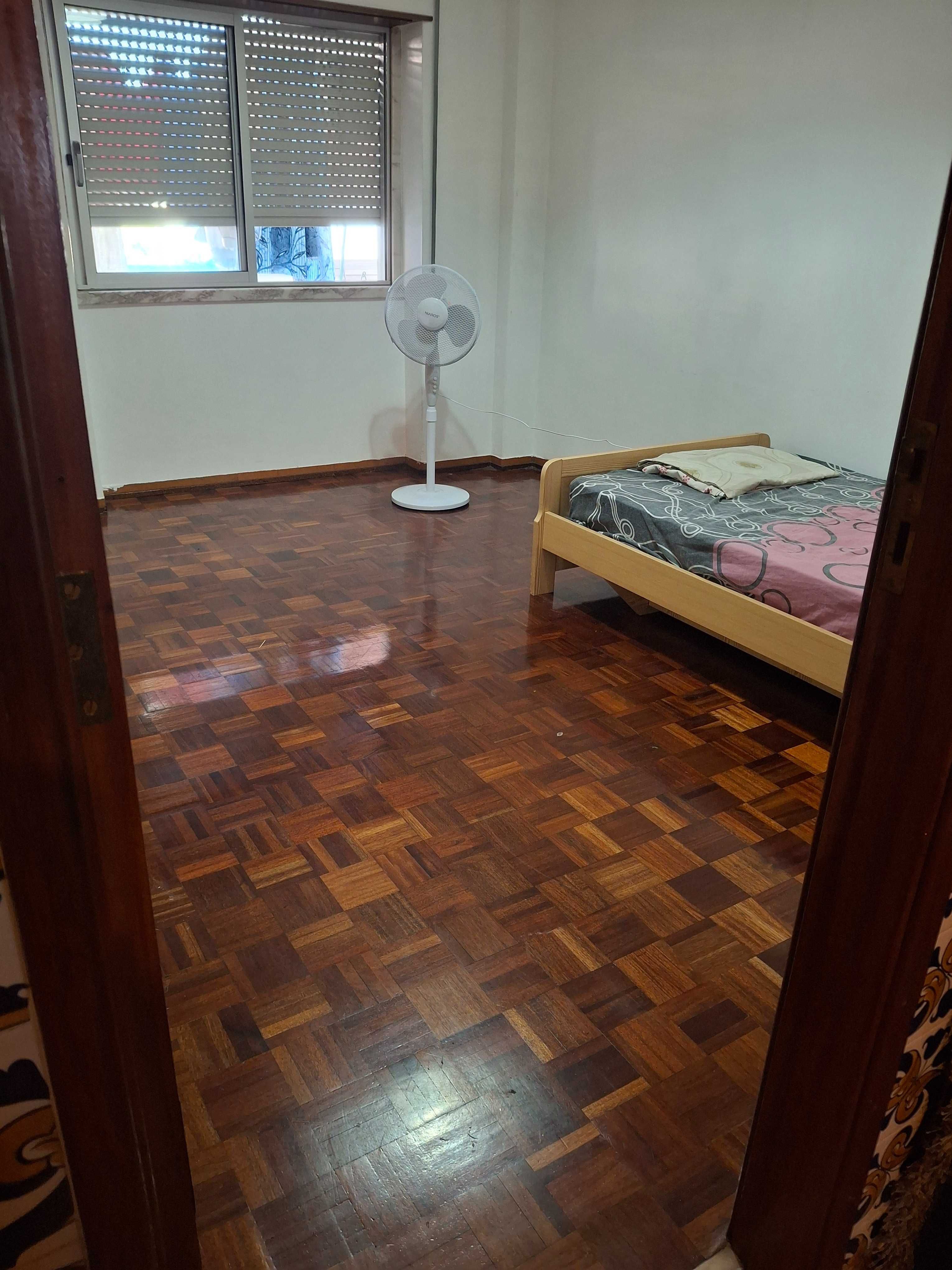 Alugo quarto em amora