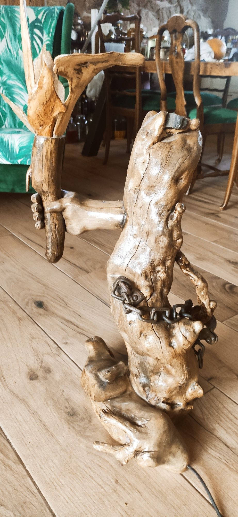 Piękna lampa zrobiona z korzenia