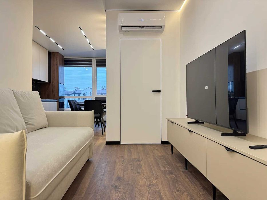 Сучасна двокімнатна в центрі