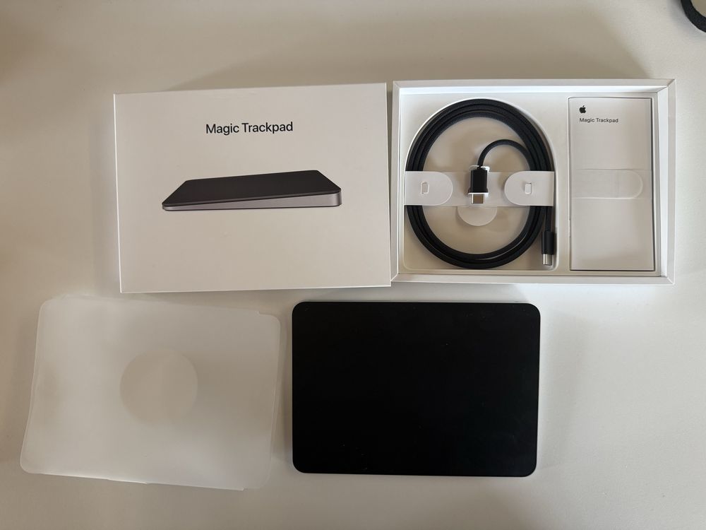 Gładzik Apple Magic Trackpad (USB‑C) – obszar Multi-Touch w czerni