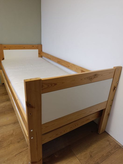 Łóżko drewniane podwójne z materacami FDM wysuwane szuflada barierka