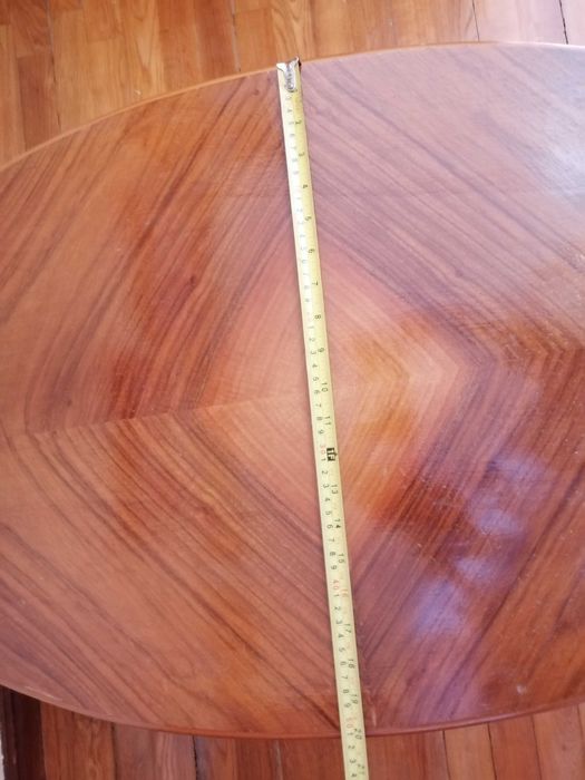 Mesa de centro antiga em bom estado