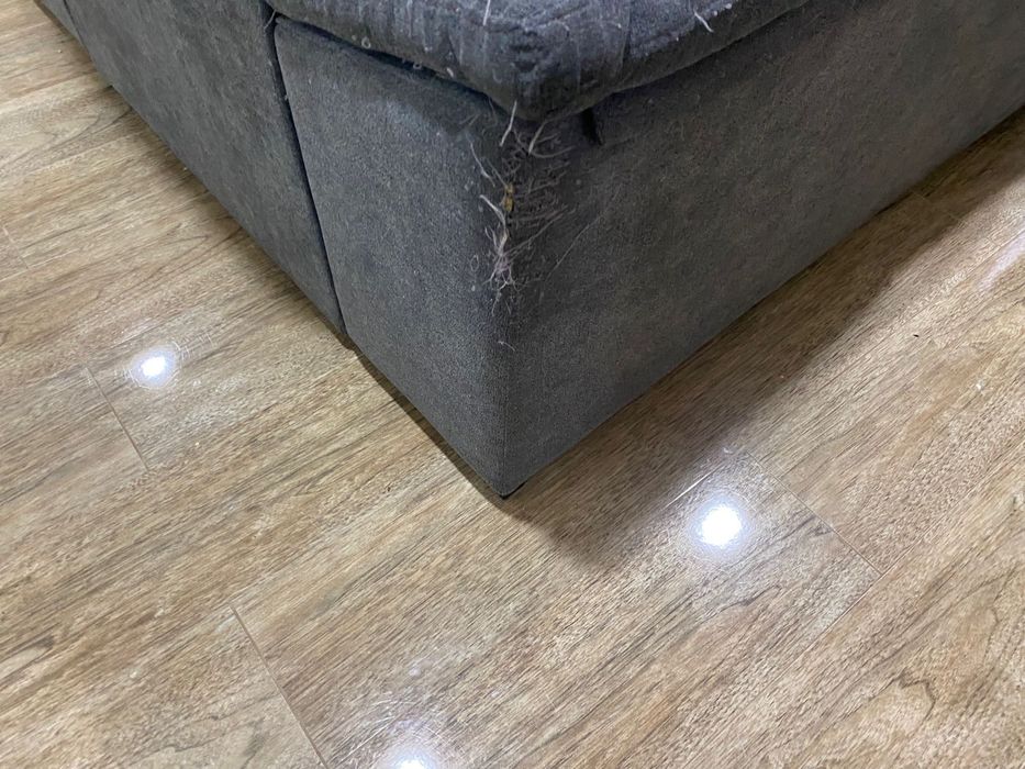Vendo sofa com algumas marcas de uso a preco acessivel.