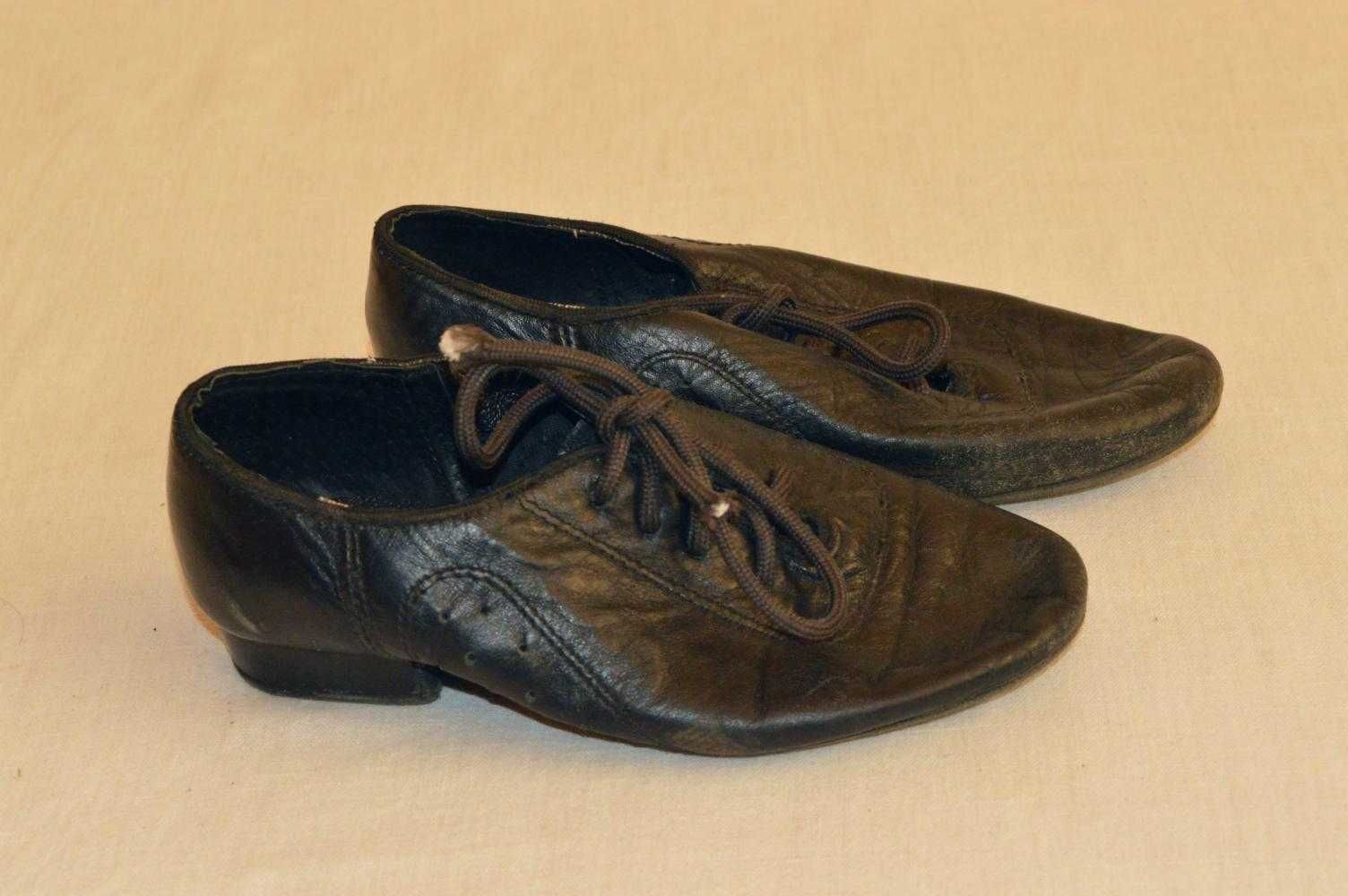Взуття танцювальне шкіряне, на 5-6 років, підошва 19 см