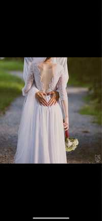 Delikatna koronkowa suknia ślubna