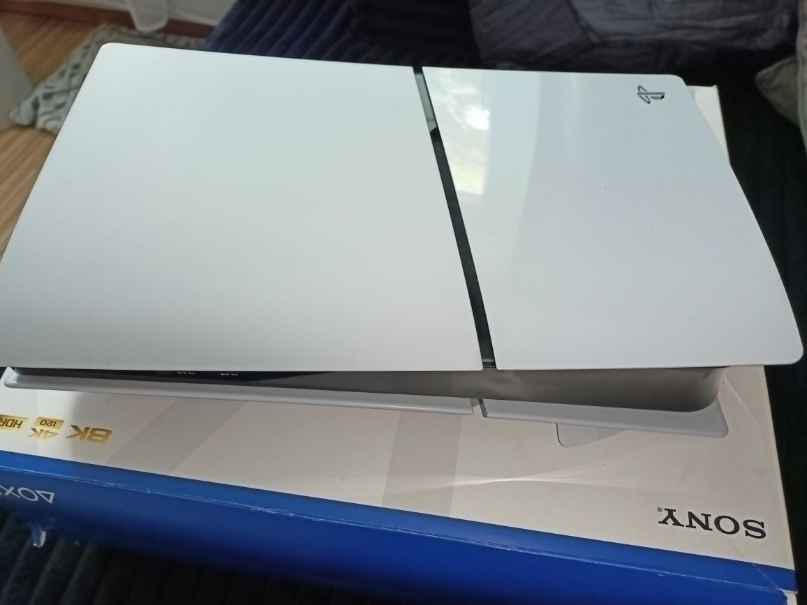 PlayStadion 5 Slim Sony konsola + 2 pady i FIFA 2024