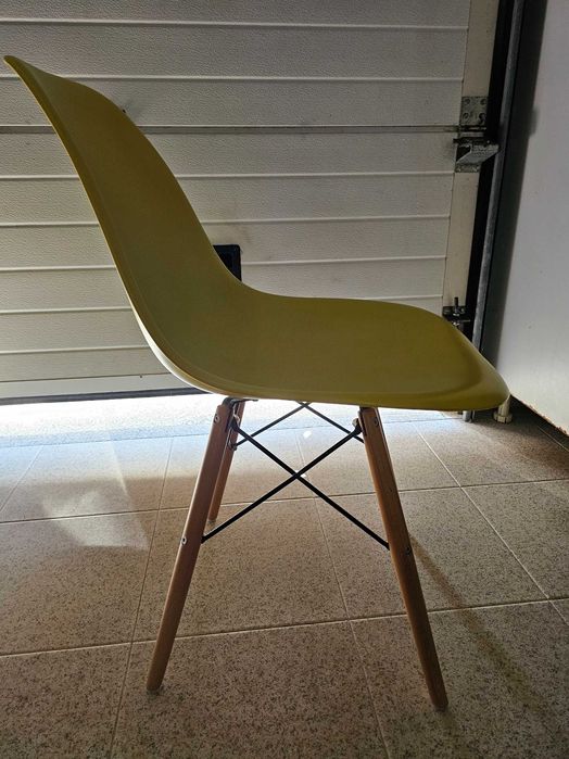 Cadeiras amarelas versáteis