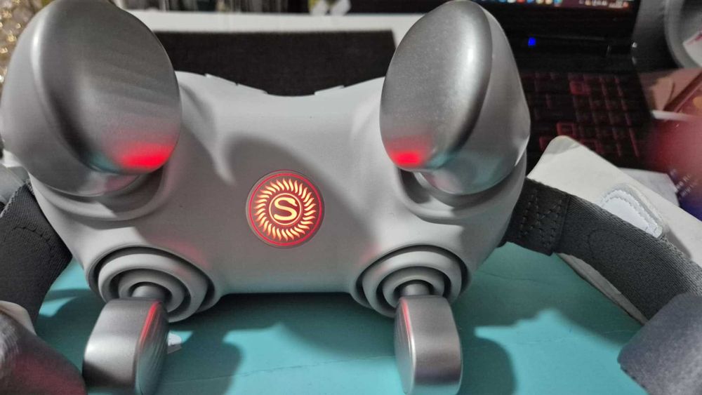 Masażer SKG H7-E na kark z kompresem i czerwonym światłem - biały