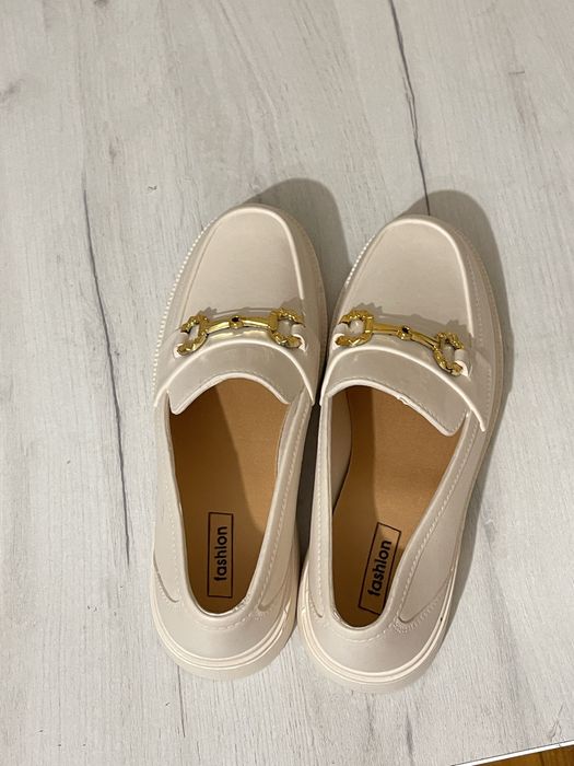 Жіночі кросовки нові!! Світло білого кольору