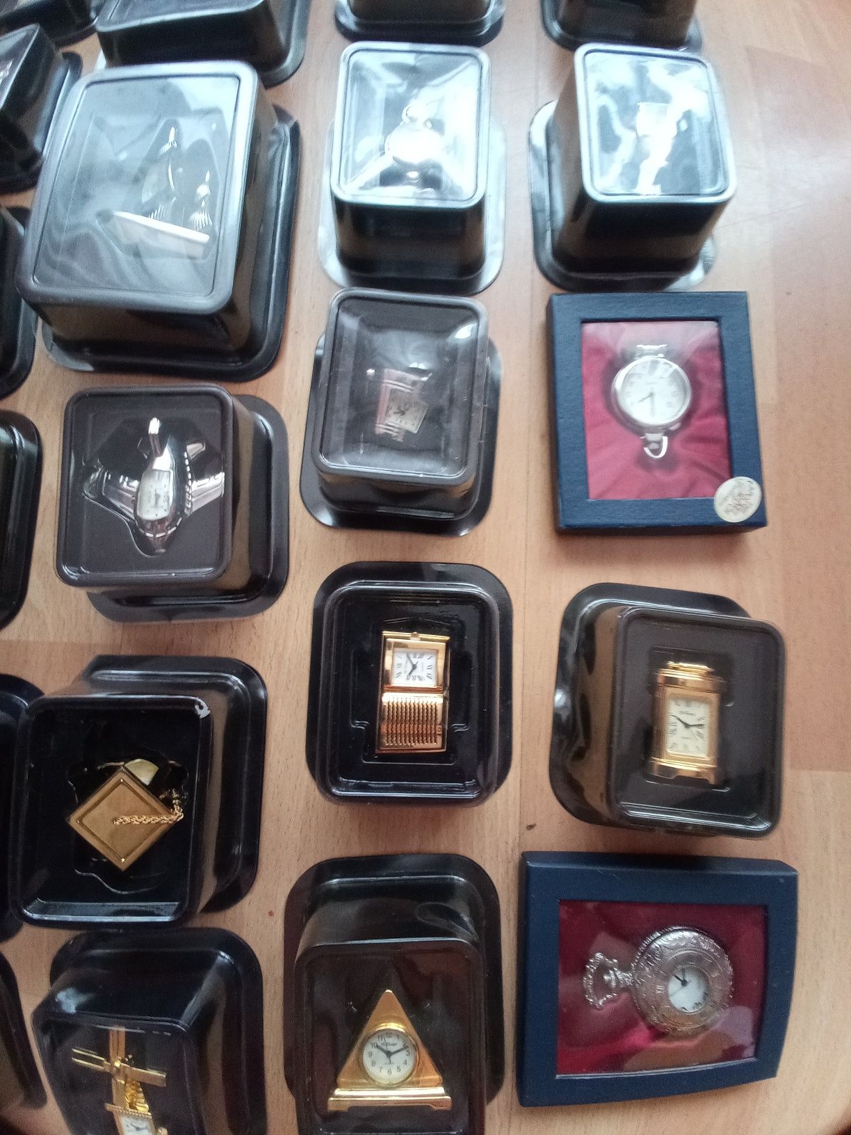 Sprzedam kolekcje zegarków miniatur