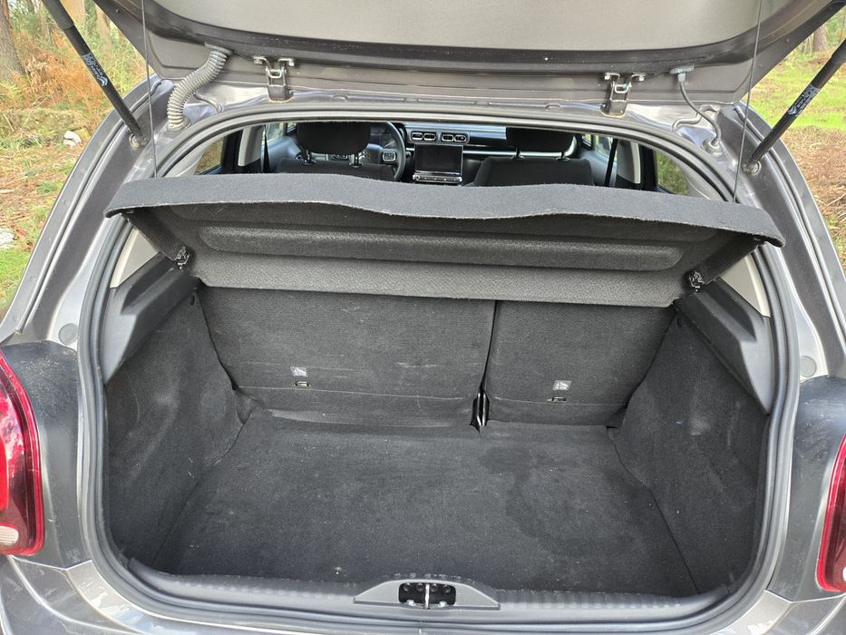 Carro como novo revisado esse mês . Com garantia da marca até 2027