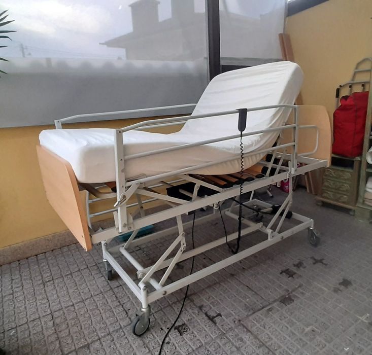 Cama articulada elétrica e elevatória hospitalar