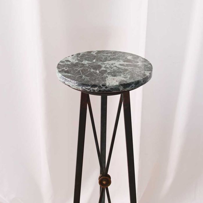 Coluna em ferro com tampo de mármore verde e patas de leão