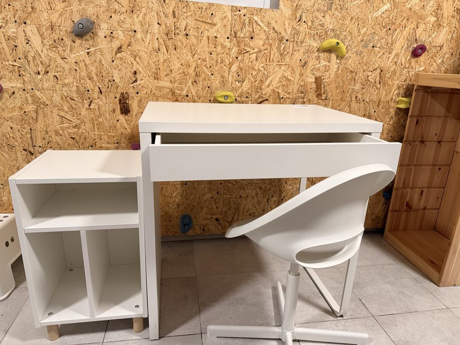 Biurko dziecięce z krzesłem oraz stelaz lozka