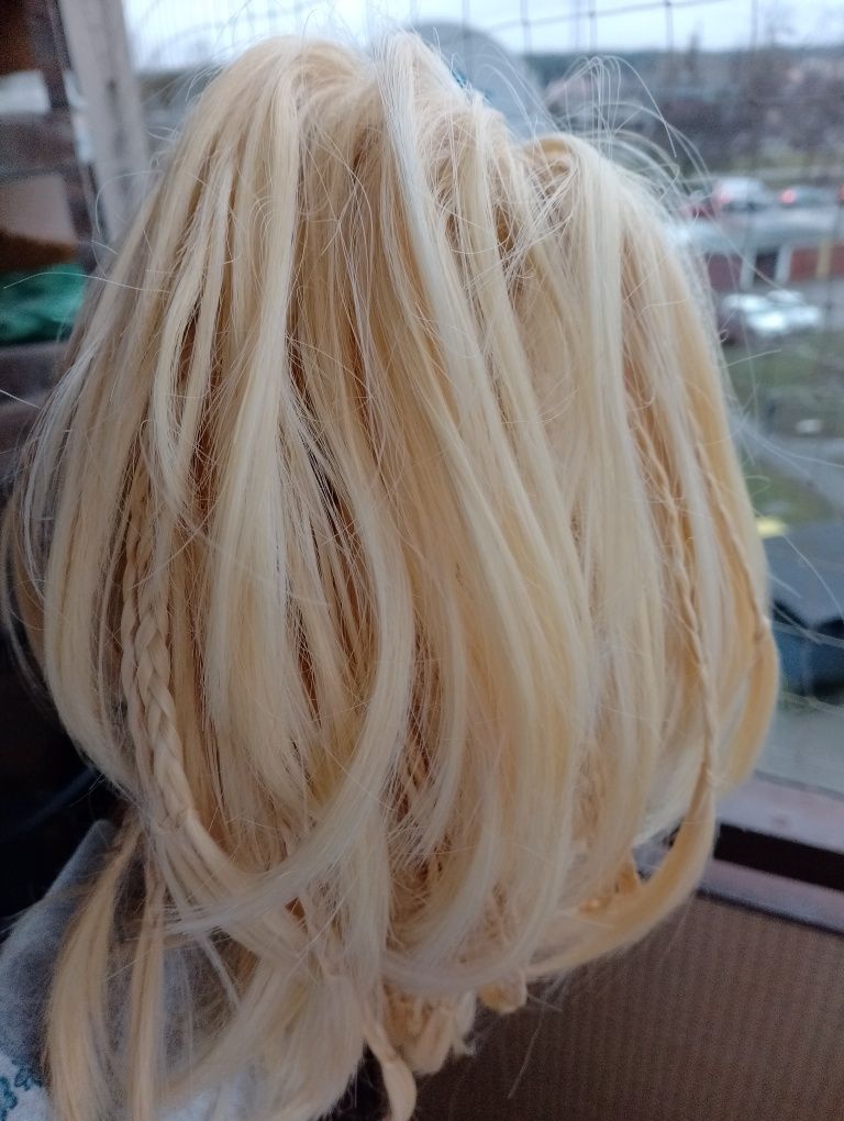Treska na klamrze, jasny blond.