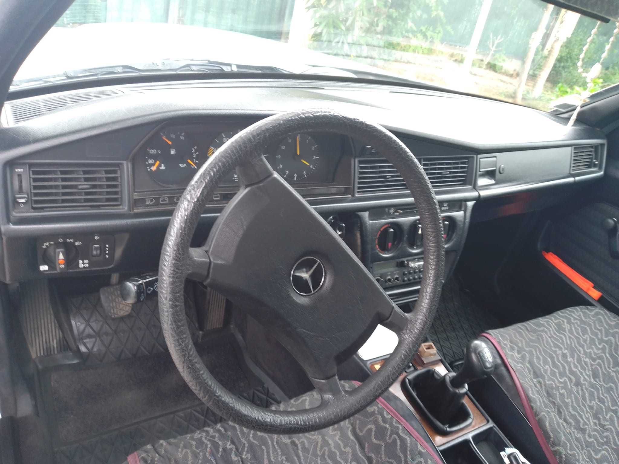 Mercedes 190D bem estimado