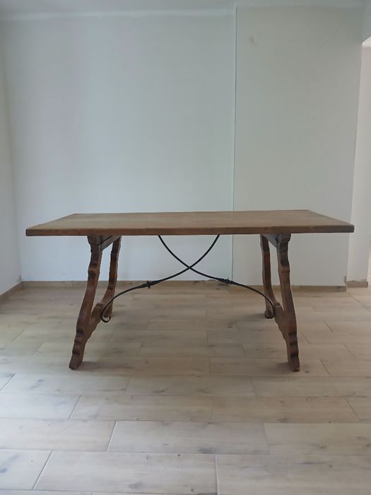 Stół hiszpanski refektarzowy ze skórzanymi krzesłami