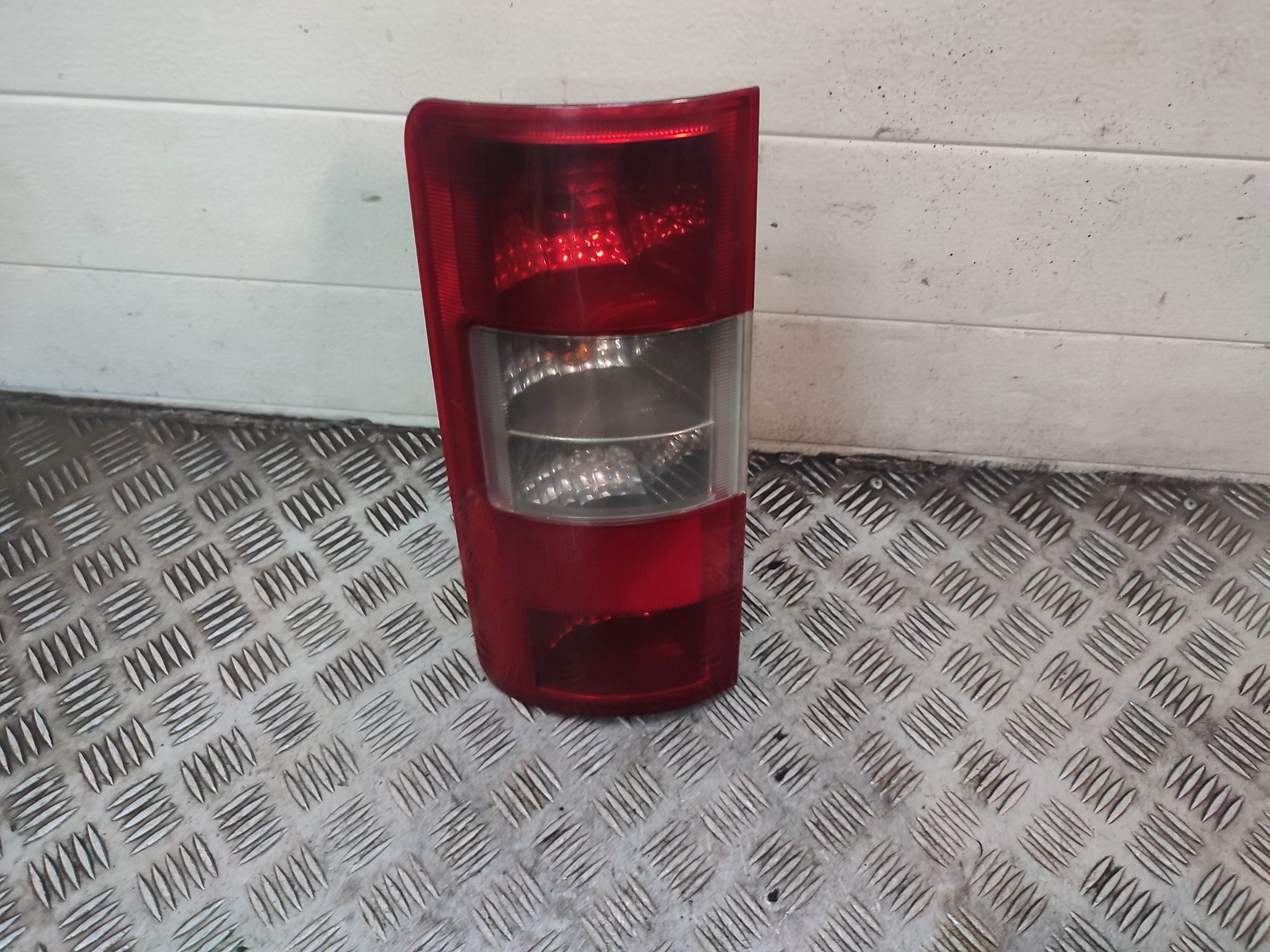 Ford Transit Connect I 02-13r lampa lewy tył tylna