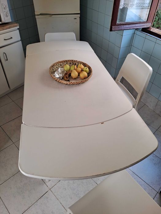 Mesa e quatro cadeiras