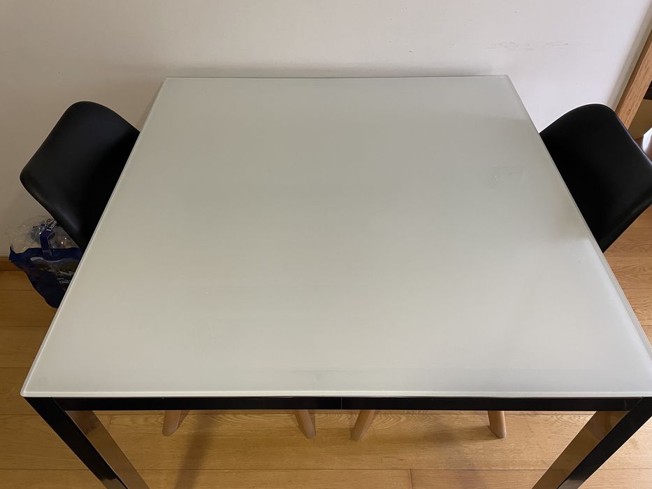 Mesa tampo vidro + 2 cadeiras