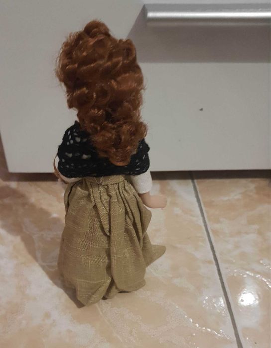 Dama de Época em porcelana Fortunata