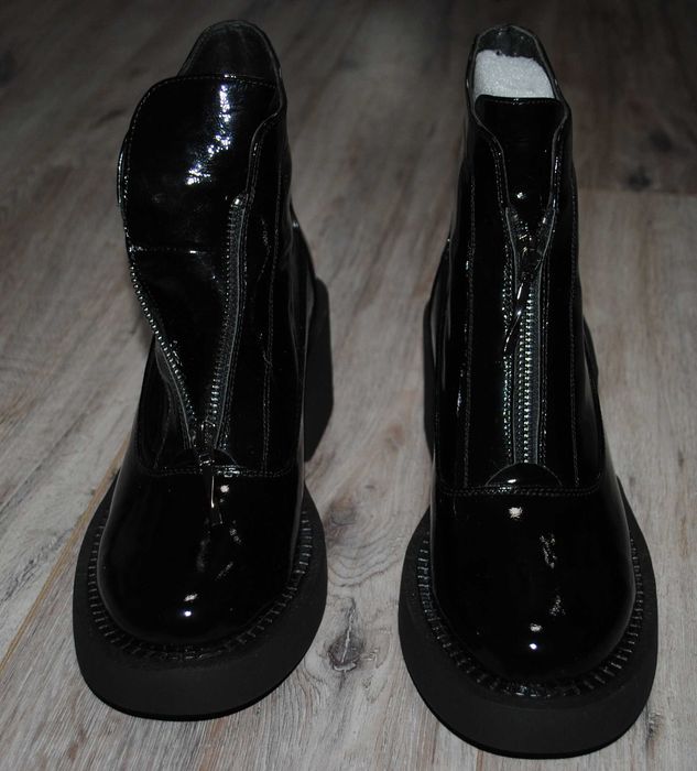 Vitto Rossi ботинки, ботильони, напівсапожки 39 р лак, байка НОВІ