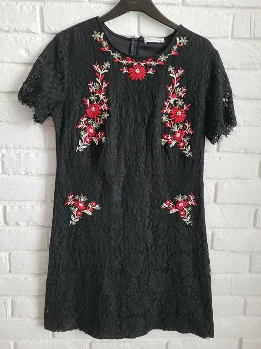 Sukienka czarna z haftem XL