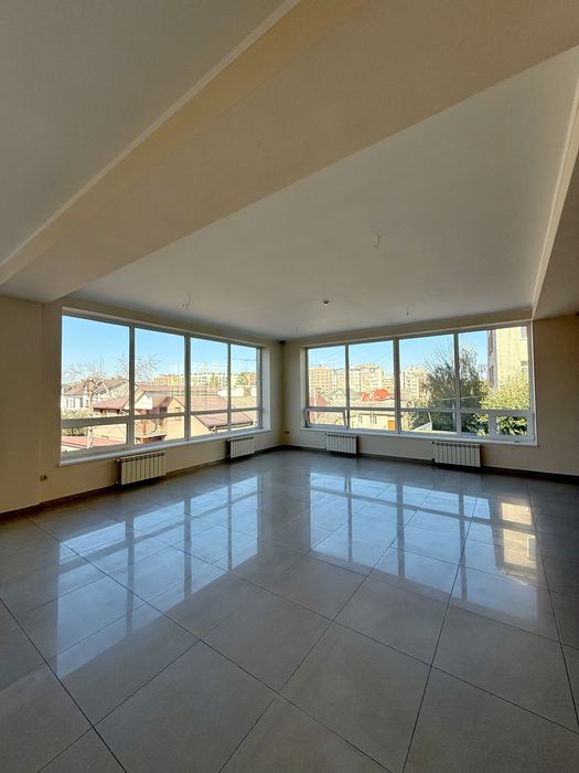 Офіс 110 м² з панорамними вікнами — готовий до роботи