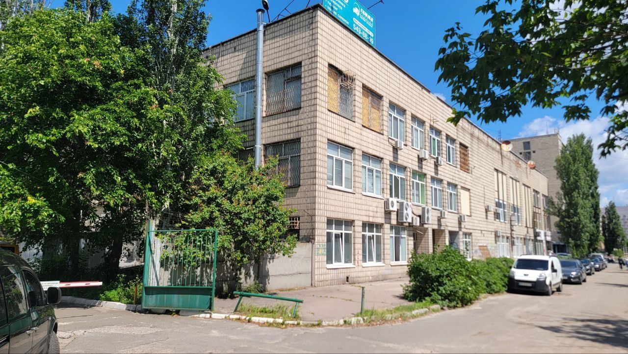 Оренда окремої будівлі / офісу 4174м2 біля метро Лівобережна