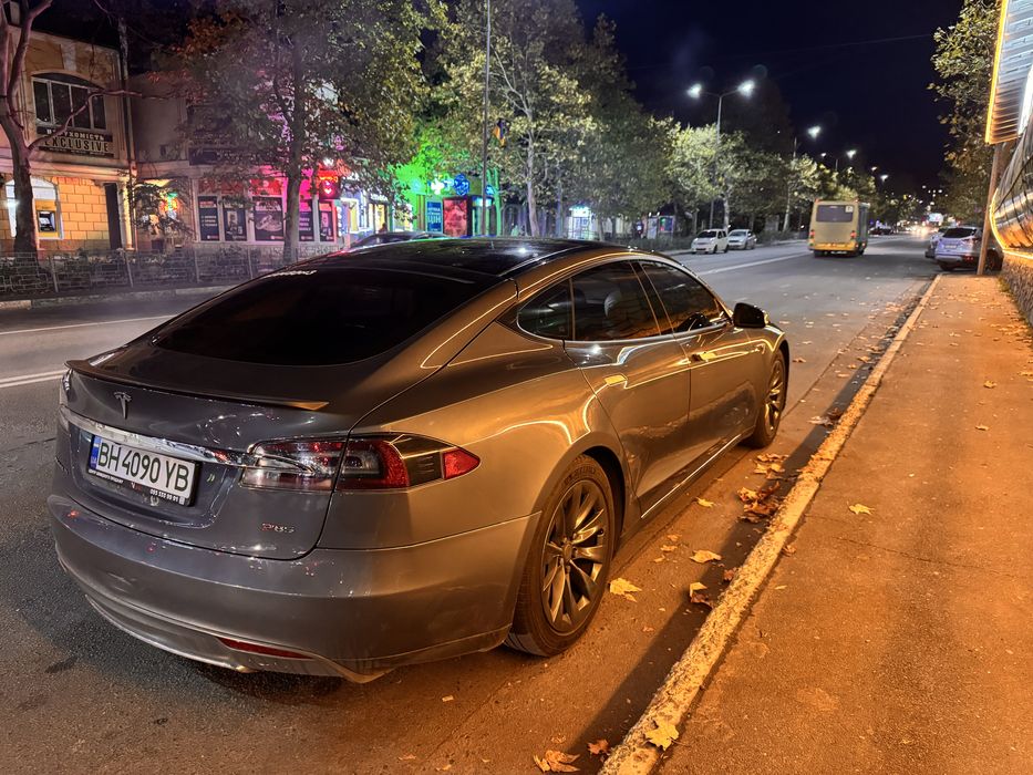 Tesla model S P85