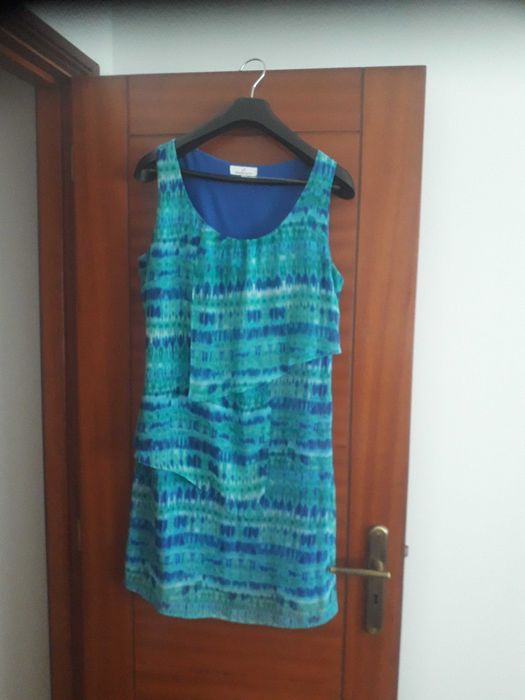 Vestidos de senhora como novos, alguns nunca foram usados.