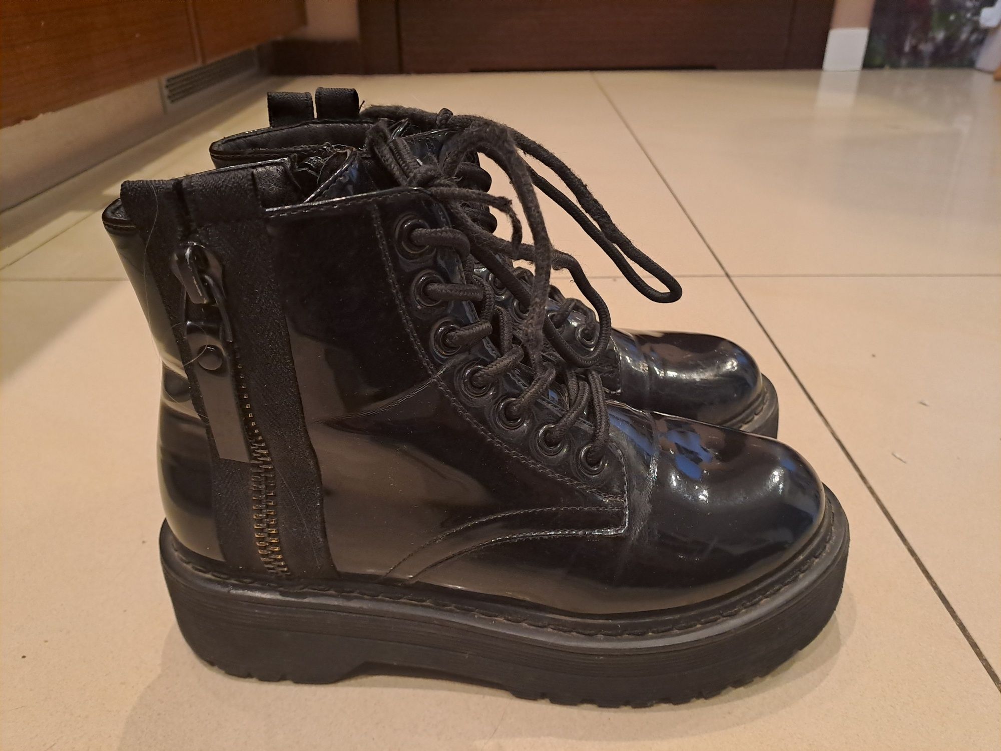 Botki lakierowane Cropp 36