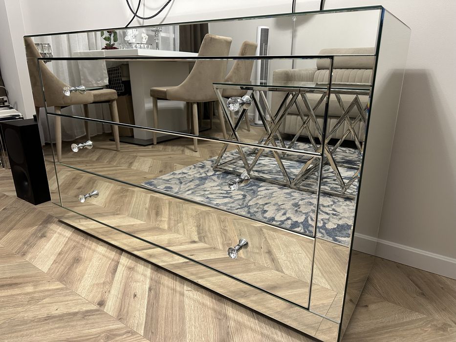 Komoda lustrzana z krysztalowymi uchwytami