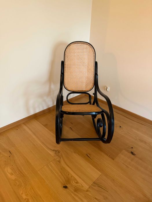 Fotel bujany czarny z wyplotem rattan