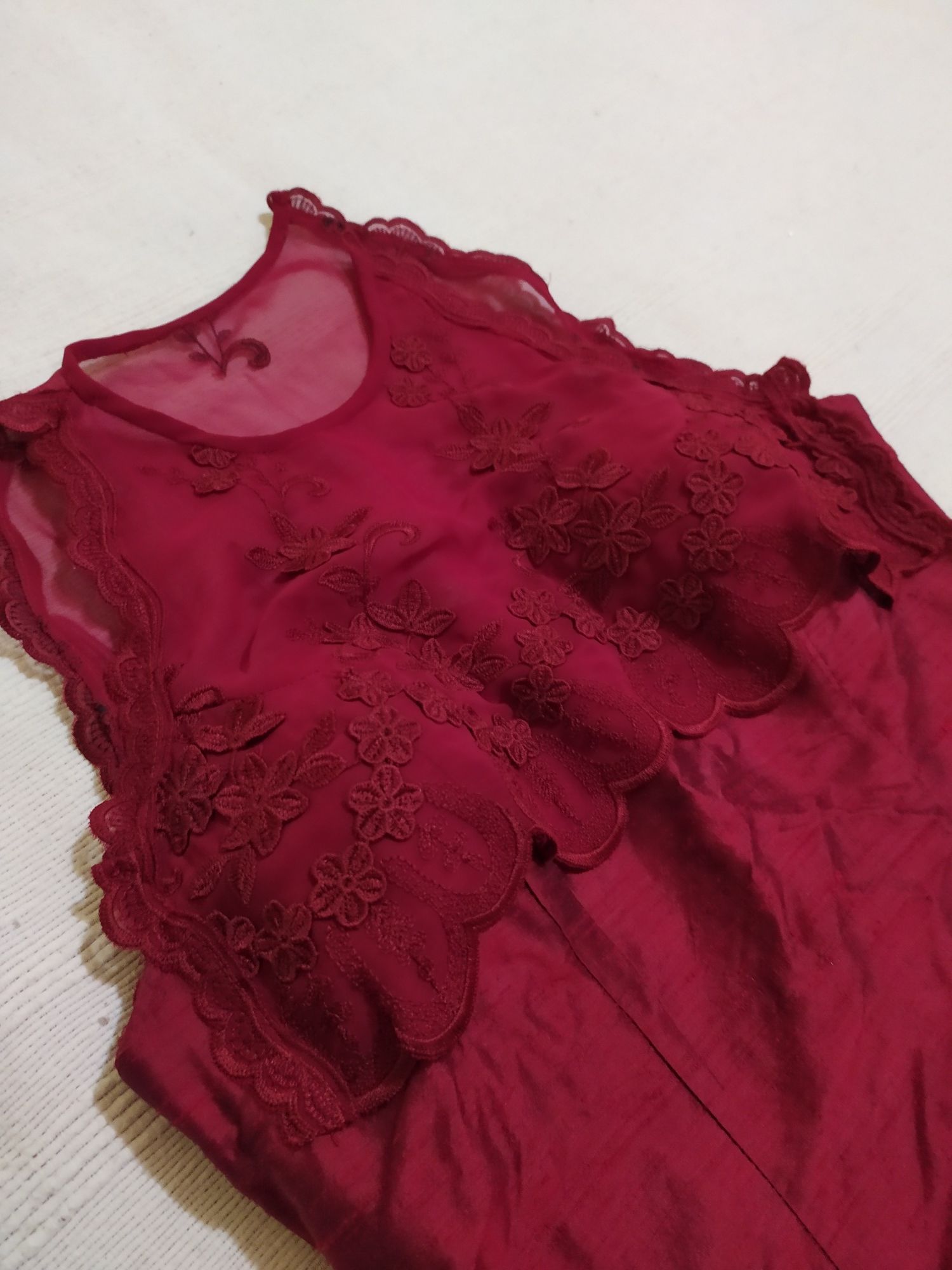 Vestido bordeaux seda selvagem com renda