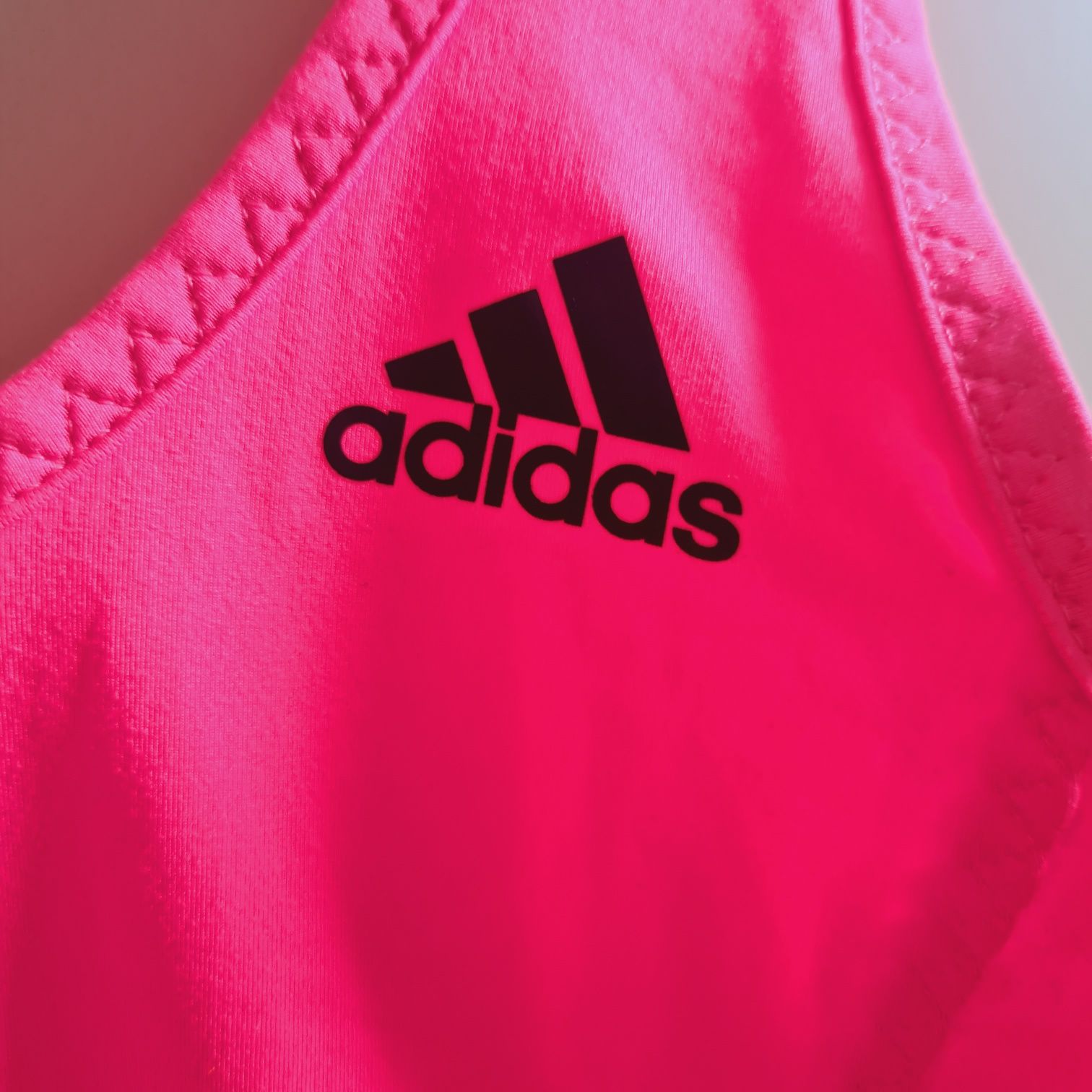 Różowy top sportowy od adidas