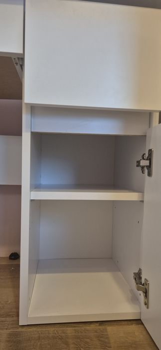 Biała toaletka z lustrem oraz oświetleniem