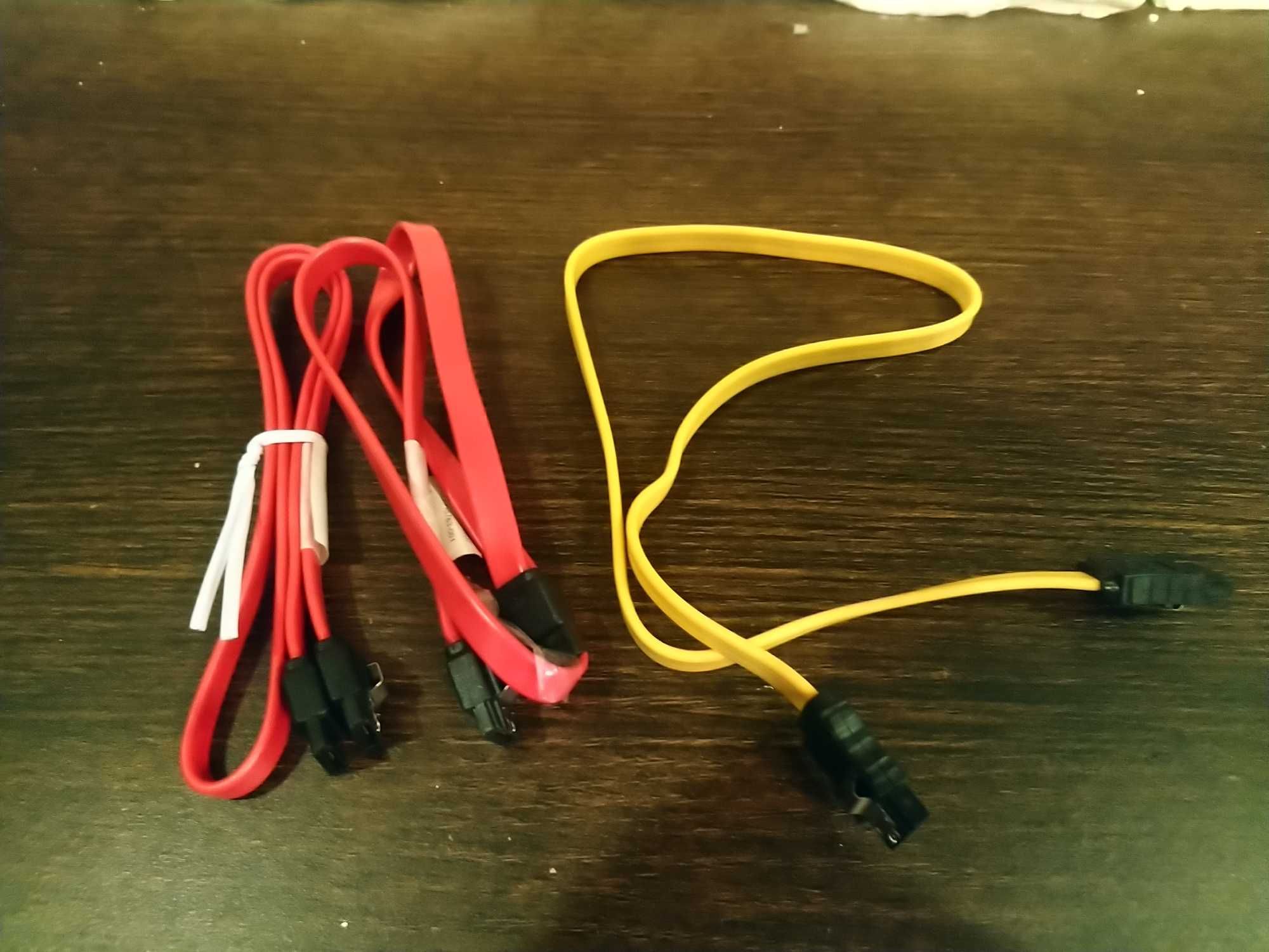 Przewód kabel SATA.