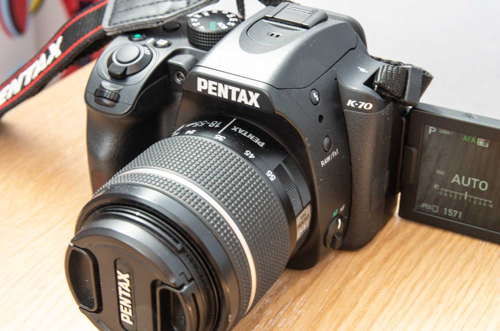Дзеркальна фотокамера Pentax K-70 + універсальний об'єктив 18-55 WR